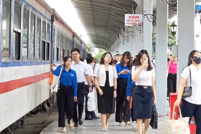 Tàu chuyên dụng đưa đón y, bác sĩ giữa Hà Nội và Ninh Bình vận hành từ 26/6.