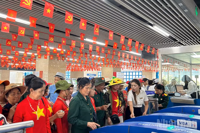 Rất đông người dân đến trải nghiệm đi tàu điện trong dịp nghỉ lễ.
