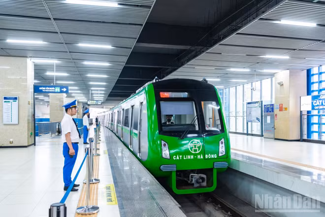 Từ 1/9, hành khách có thể sử dụng vé điện tử liên thông bằng thẻ giao thông vật lý gắn chip hoặc thẻ ảo trên ứng dụng “Thẻ vé giao thông HN”.