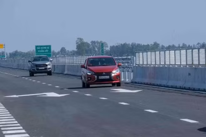 Ô-tô lưu thông trên cao tốc Cần Thơ-Cà Mau. (Ảnh: Báo Nhân Dân)