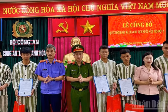 Đại diện Viện Kiểm sát, Công an, Mặt trận Tổ quốc tỉnh Thanh Hóa trao quyết định đặc xá, quà cho các cá nhân.