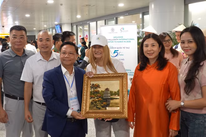 Lãnh đạo Sở Du lịch Hà Nội chào đón vị khách thứ 5 triệu đến với Thủ đô.