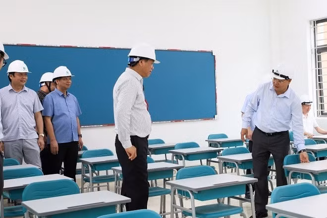 Đồng chí Lê Minh Ngân, Ủy viên Trung ương Đảng, Bí thư Tỉnh ủy Lai Châu kiểm tra thiết bị phục vụ học tập của học sinh tại Trường Nội trú liên cấp Phong Thổ. 