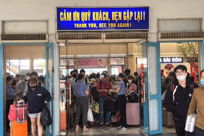 Tổng công ty Đường sắt Việt Nam khuyến cáo hành khách sử dụng vé hợp lệ để tránh phải mua lại vé bổ sung cao gấp 5 lần giá vé ban đầu.