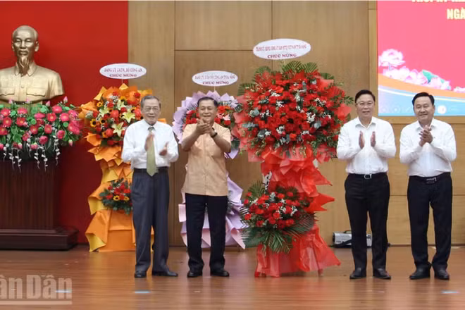 Tặng hoa chúc mừng, tri ân cán bộ Ban An ninh Quảng Đà và Ban An ninh Quảng Nam.