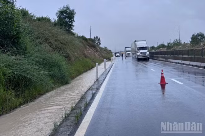 Khu Quản lý đường bộ IV và lực lượng Cảnh sát giao thông tỉnh Lâm Đồng đặt biển cảnh báo và hướng dẫn phân luồng cho các phương tiện lưu thông an toàn từ 10 giờ sáng 30/10.