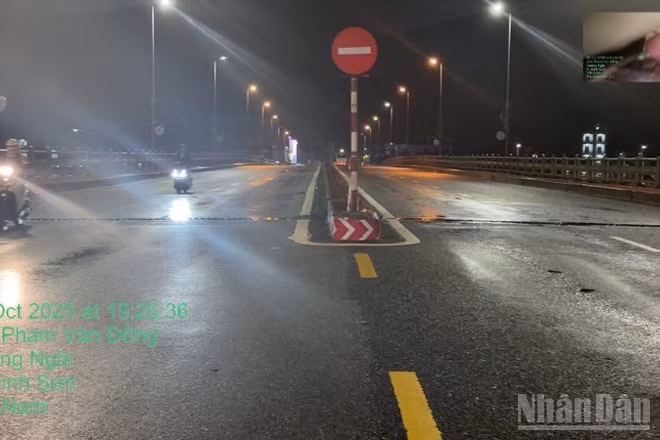 Vào lúc 19 giờ 30 tối 29/10, do nước rút nên Khu Quản lý đường bộ đã thông xe Cầu Châu Ổ sau gần nửa cấm cầu do mực nước dâng cao đe dọa an toàn giao thông.
