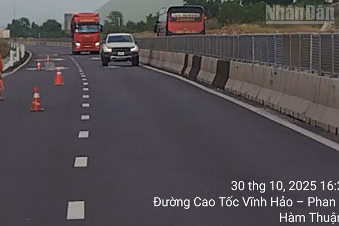Cao tốc Vĩnh Hảo-Phan Thiết đã thông xe 2 chiều từ 16 giờ chiều 30/10.