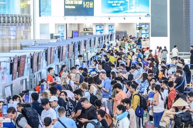 Cục Hàng không Việt Nam yêu cầu các hãng hàng không Việt Nam, Cục yêu cầu nâng cao trách nhiệm trong tiếp nhận và giải quyết phản ánh, kiến nghị, khiếu nại của hành khách. Ảnh minh họa: sân bay tấp nập khách dịp cao điểm hè.
