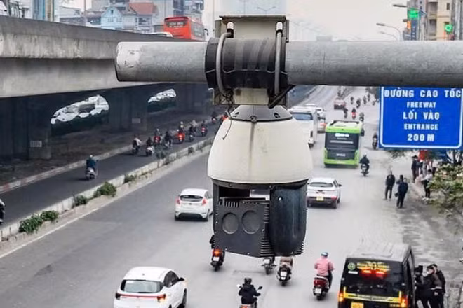 Camera ứng dụng AI giám sát giao thông trên đường Khuất Duy Tiến, Hà Nội. (Ảnh minh họa)