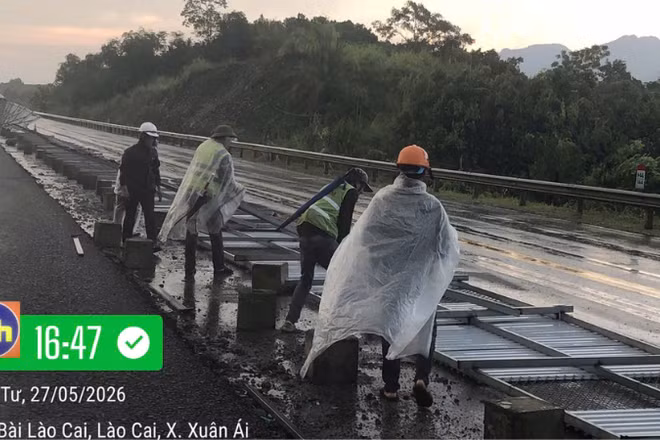 Mưa lớn kèm gió giật mạnh khiến một số rào chắn tại khu vực thi công trên cao tốc Nội Bài-Lào Cai bị cuốn ra mặt đường. (Ảnh: Cục Đường bộ Việt Nam)