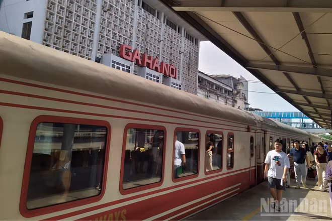 Ga Hà Nội tấp nập đón khách suốt 2 kỳ nghỉ lễ Giỗ Tổ Hùng Vương và kỳ nghỉ 30/4-1/5 năm nay.