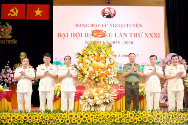 Thượng tướng Phạm Thế Tùng, Ủy viên Ban Thường vụ Đảng ủy Công an Trung ương, Thứ trưởng Công an tặng hoa chúc mừng Đại hội. (Ảnh: PHẠM CƯỜNG)