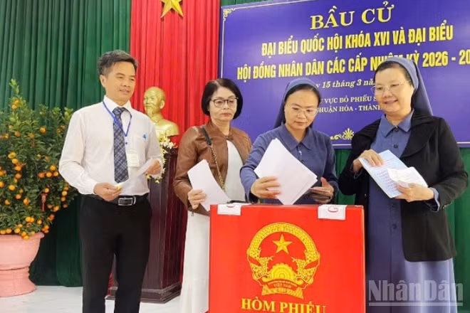 Các chức sắc, nữ tu sĩ và bà con Thiên Chúa giáo phường Thuận Hóa, thành phố Huế tham gia bầu cử.