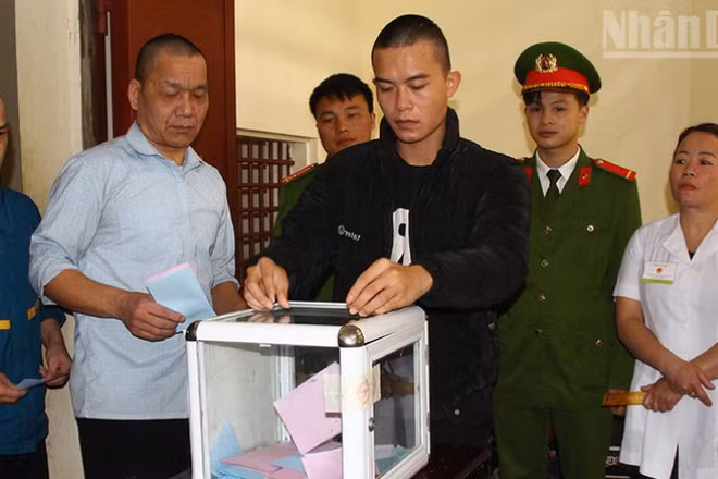 Những người đang bị tạm giữ, tạm giam tại Trại tạm giam Công an tỉnh Sơn La thực hiện quyền và nghĩa vụ công dân theo đúng quy định.