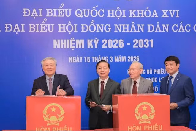 Phó Thủ tướng Thường trực Chính phủ Nguyễn Hòa Bình và Phó Thủ tướng Chính phủ Trần Hồng Hà thực hiện bỏ phiếu bầu cử.
