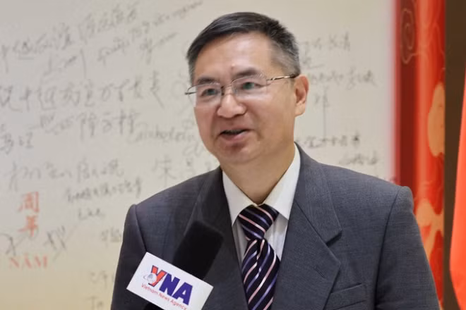 Giáo sư-Tiến sĩ Thành Hán Bình, Giám đốc Trung tâm Nghiên cứu Việt Nam, Đại học Công nghiệp Chiết Giang (Trung Quốc) trả lời phỏng vấn phóng viên TTXVN tại Trung Quốc. (Ảnh: TTXVN)