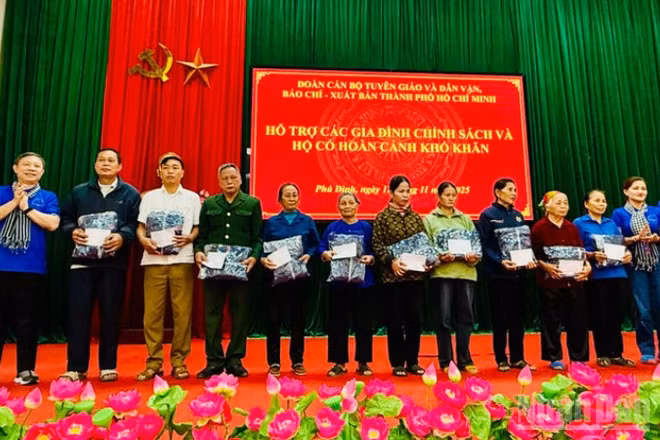 Đoàn tặng quà cho các gia đình chính sách và hộ có hoàn cảnh khó khăn trên địa bàn xã Phú Đình, Thái Nguyên.