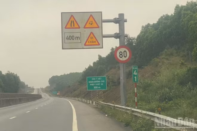 Việc giới hạn tốc độ trên những đoạn chưa sửa chữa tuyến cao tốc Cam Lộ-La Sơn gây nhiều bất cập cho các phương tiện tham gia giao thông.