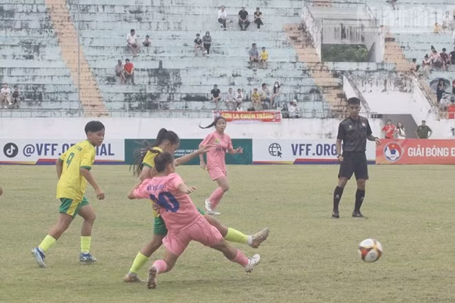 Một pha tranh chấp bóng giữa cầu thủ đội bóng nữ Sơn La với các cầu thủ của Hà Nội ở khu vực giữa sân.