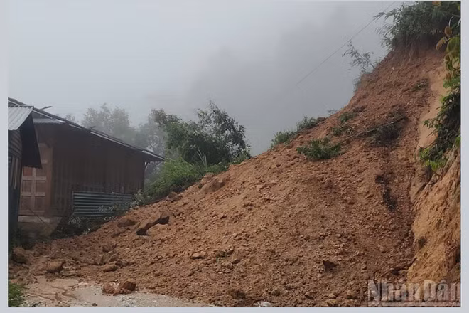 Sạt lở ta-luy dương tại vị trí Km21+140 tuyến đường tỉnh 138 Lai Châu.