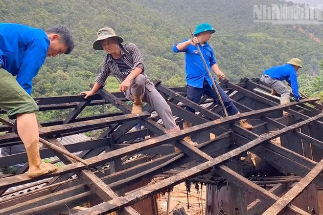 Lực lượng đoàn viên thanh niên xã Ngọc Chiến tham gia giúp các hộ di chuyển nhà trong diện phải di dời khẩn cấp đến nơi an toàn.