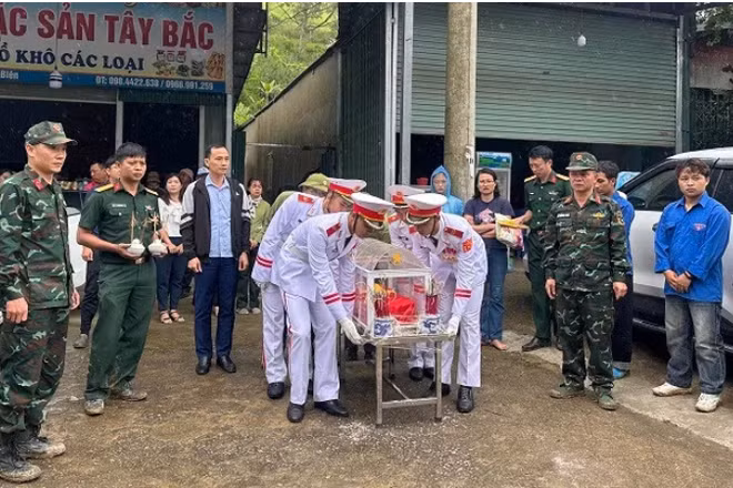 Cán bộ, chiến sĩ Bộ Chỉ huy Quân sự tỉnh Điện Biên cùng cán bộ, nhân dân xã Quài Tỏ di chuyển hài cốt hai liệt sĩ về Nghĩa trang liệt sĩ Độc Lập để thực hiện nghi lễ truy điệu, an táng. 