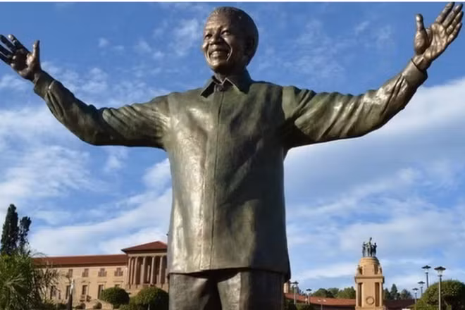 Bức tượng đồng cao 9m của cố Tổng thống Nelson Mandela tại thủ đô Pretoria, Nam Phi. (Ảnh: TTXVN)