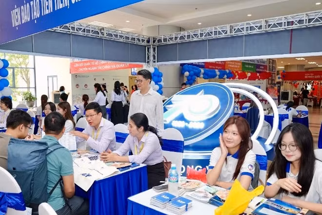 Học sinh và phụ huynh tìm hiểu thông tin tuyển sinh tại Ngày hội tư vấn tuyển sinh-hướng nghiệp (Ảnh: TUẤN ANH)
