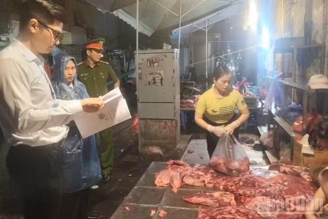 Công an thành phố Hà Nội kiểm tra an toàn vệ sinh thực phẩm tại các điểm chợ tự phát về kinh doanh thịt sống.