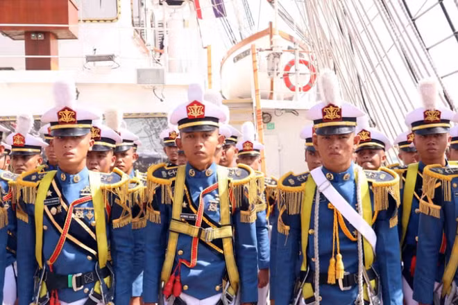 Các học viên trẻ trên tàu KRI Bima Suci thuộc Hải quân Indonesia. (Ảnh: TXVN)
