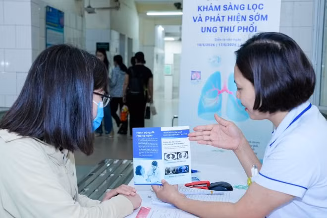 Tư vấn cho người bệnh khi tham gia chương trình khám sàng lọc và phát hiện sớm ung thư phổi.