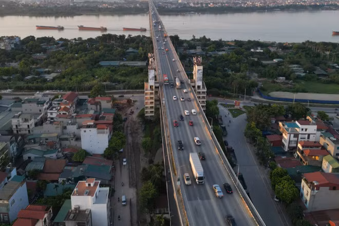 Từ ngày 16/10 đến hết ngày 10/11/2026, ô-tô bị cấm rẽ phải lên cầu Thăng Long.