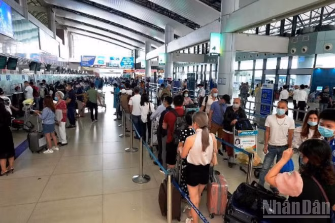 Hành khách xếp hàng chờ làm thủ tục tại Cảng hàng không quốc tế Tân Sơn Nhất.