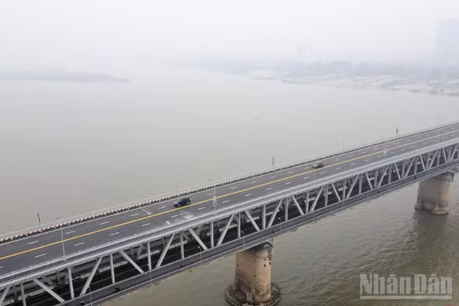 Cầu Thăng Long cấm toàn bộ ô-tô có tải trọng từ 2 tấn trở lên. (Ảnh: Báo Nhân Dân)