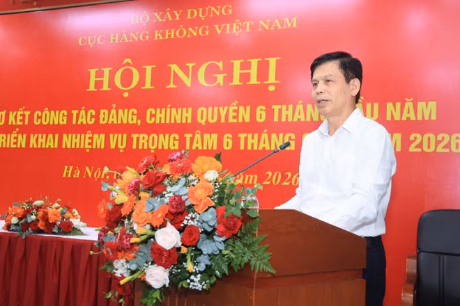 Thứ trưởng Bộ Xây dựng Lê Anh Tuấn phát biểu chỉ đạo tại hội nghị. (Ảnh: Cục Hàng không Việt Nam)