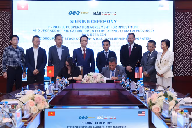 Đại diện Tập đoàn FLC và HASDC ký kết Hợp đồng nguyên tắc Đầu tư và nâng cấp Cảng hàng không Phù Cát và Pleiku tại tỉnh Gia Lai. (Ảnh: FLC)