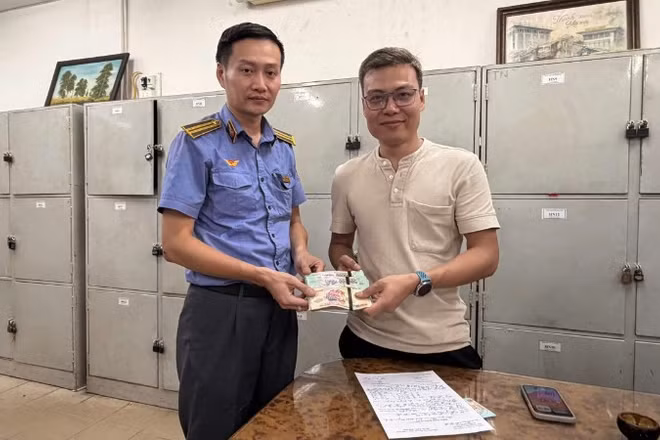 Ông Phạm Văn Đăng, người đại diện được ủy quyền của khách đi tàu Nguyễn Thị Thủy tiếp nhận lại tài sản từ ngành đường sắt.
