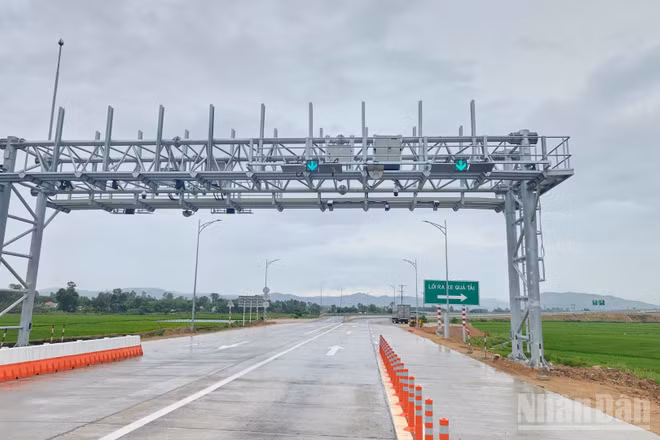 Trạm thu phí cao tốc không dừng cao tốc bắc-nam phía đông ứng dụng công nghệ AI thu phí tự động, không cần nhân viên thu phí như trước đây.