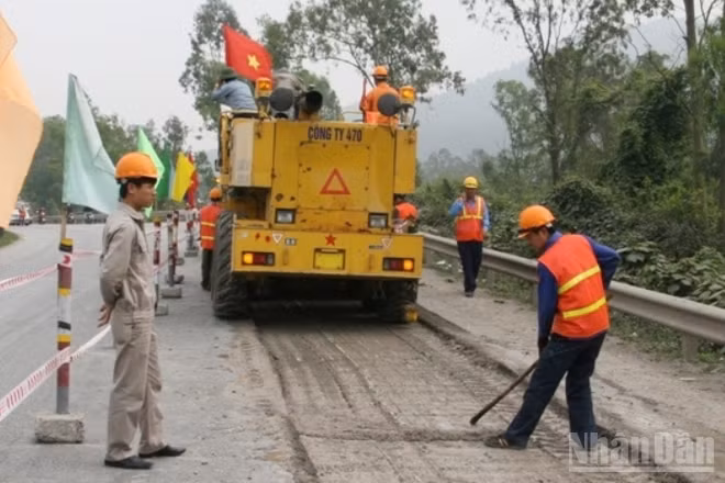 Ảnh minh họa: Công nhân đang bảo trì trên 1 tuyến đường Quốc lộ.