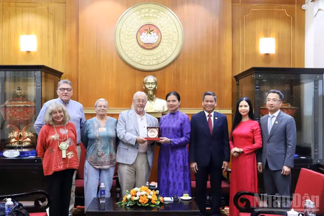 Phó Chủ tịch Ủy ban Trung ương Mặt trận Tổ quốc Việt Nam Hà Thị Nga, Bí thư Đảng Cộng sản Anh Robert Griffiths (lần lượt thứ 4 và 5 từ phải sang) cùng đại diện các đơn vị, tổ chức liên quan tại buổi làm việc.