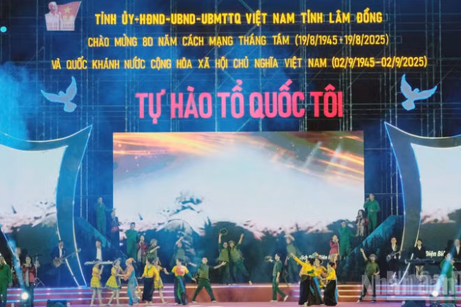 Chương trình nghệ thuật đặc biệt với chủ đề “Tự hào Tổ quốc tôi” do tỉnh Lâm Đồng tổ chức.