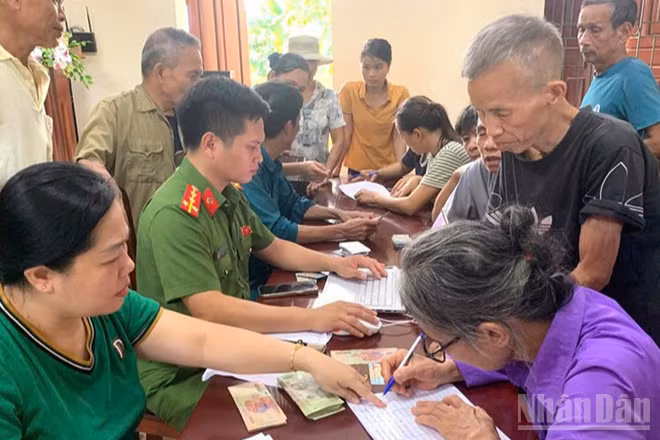 Nhân dân phường Hàm Rồng, tỉnh Thanh Hóa nhận quà "Tết Độc lập".