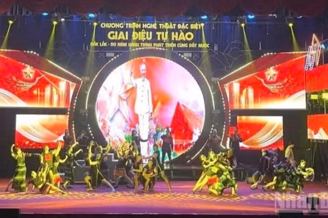 Một tiết mục nghệ thuật ca ngợi Chủ tịch Hồ Chí Minh tại chương trình.