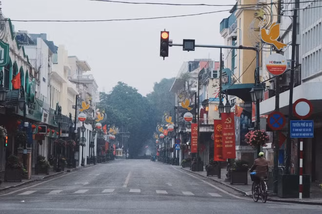 Phố Tràng Tiền là một trong những tuyến phố được dự kiến thí điểm vùng phát thải thấp giai đoạn 1 (1/7/2026-31/12/2026). (Ảnh: Trịnh Xuân Giang)