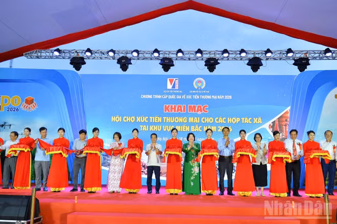 Nghi thức cắt băng khai mạc Hội chợ Xúc tiến thương mại cho các hợp tác xã khu vực miền bắc năm 2026.