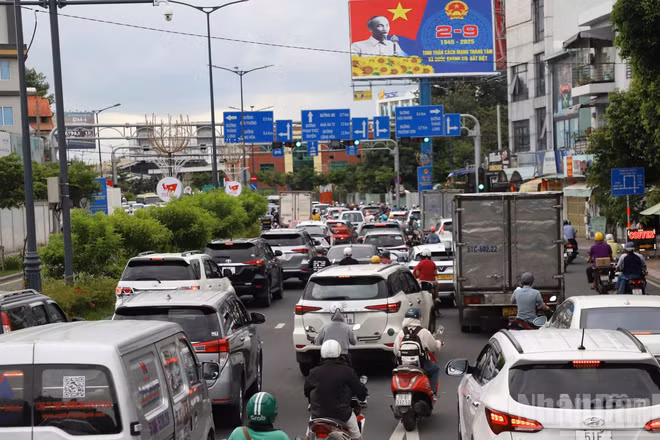 Lượng xe di chuyển ra hướng khu vực sân Tân Sơn Nhất và hướng đi các tỉnh miền tây tăng đột biến.