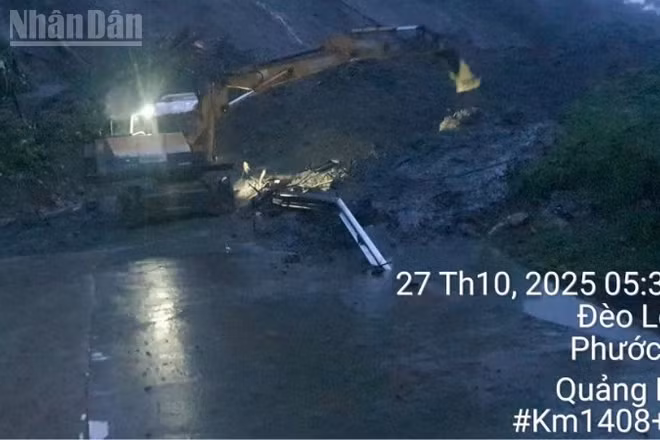 Cán bộ, người lao động ngành đường bộ xuyên đêm khắc phục hậu quả thiên tai nhằm sớm thông tuyến, bảo đảm giao thông thông suốt trên các tuyến đường chịu ảnh hưởng của thiên tai.