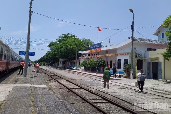 Tàu LP3 dừng nghỉ, đón khách tại ga Phú Thái.
