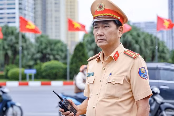 Đại tá Trần Đình Nghĩa - Trưởng phòng Cảnh sát giao thông Hà Nội trực tiếp chỉ đạo công tác bảo đảm trật tự an toàn giao thông. (Ảnh: Công an thành phố Hà Nội cung cấp)